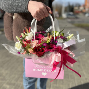 Kwiaty w różowej torebce